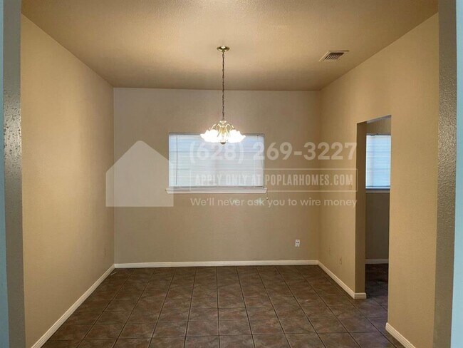 Foto del edificio - 8310 Wild Rose St