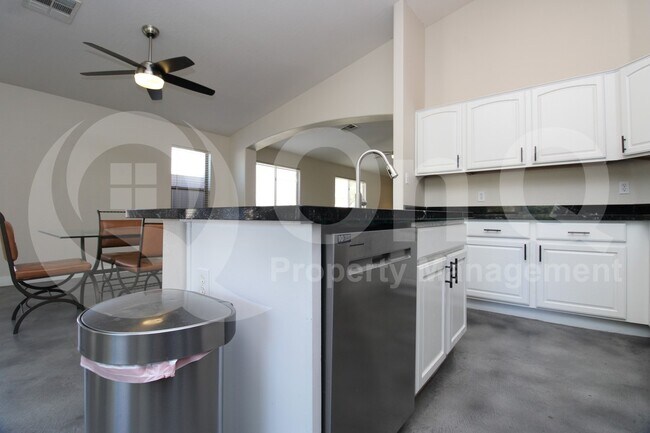 Foto del edificio - 15844 W Papago St
