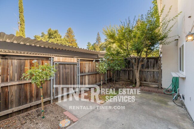 Building Photo - Charming Three Bedroom Home