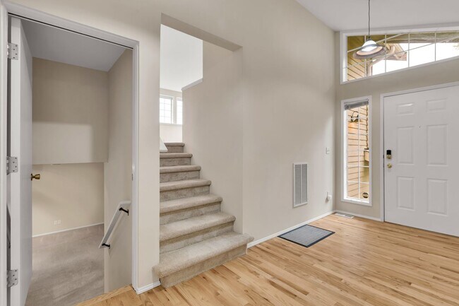 Foto del edificio - Spacious 3BR Home w/ Large Fenced Yard in Prime Woodinville Location