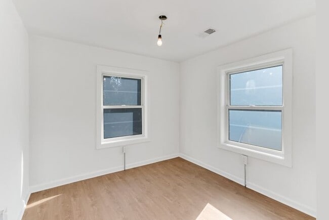 Foto del edificio - 308 W Queen Ln