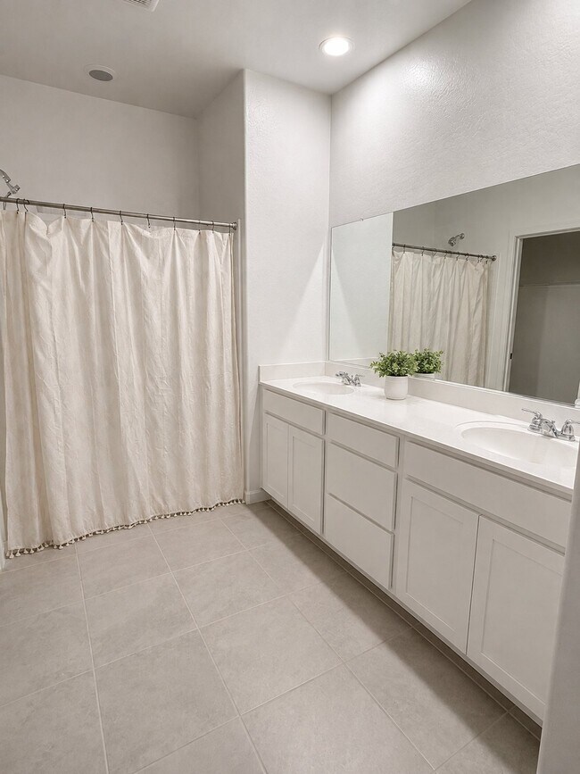 Foto del edificio - 4156 E Haley Dr