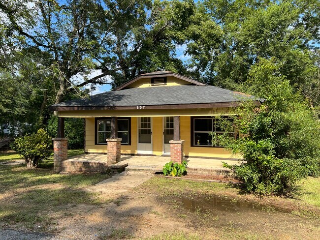 Vista de calle - 607 John D Shaw St