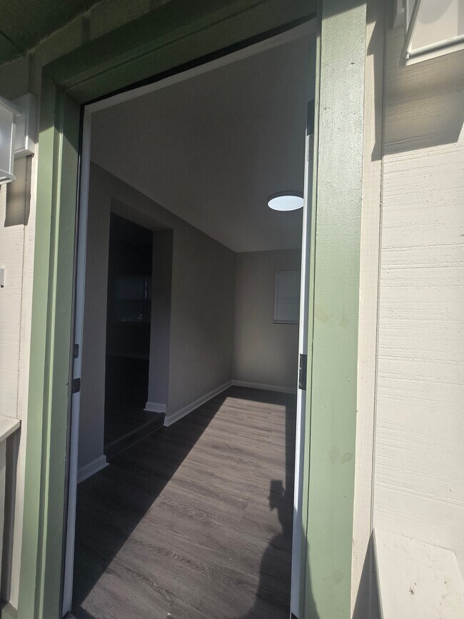 Foto del edificio - 9762 Bayview Ave