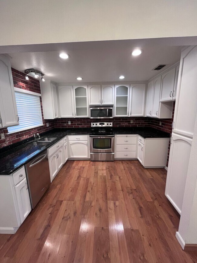 Foto del edificio - NICE UPDATED HOME IN SACRAMENTO!