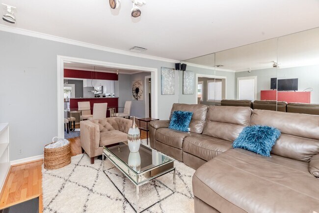 Foto del edificio - Beautiful 3 bed 2 bath unit in West Hollywood