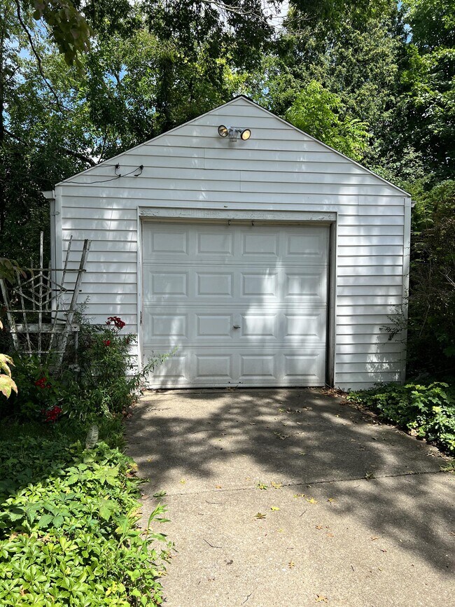 Building Photo - 440 Mistletoe Ave
