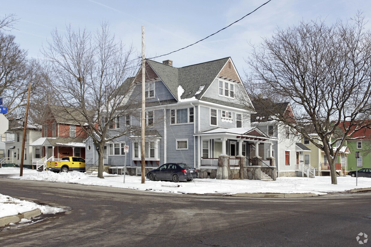 721 Locust St, Kalamazoo, MI 49007 Apartments in Kalamazoo, MI