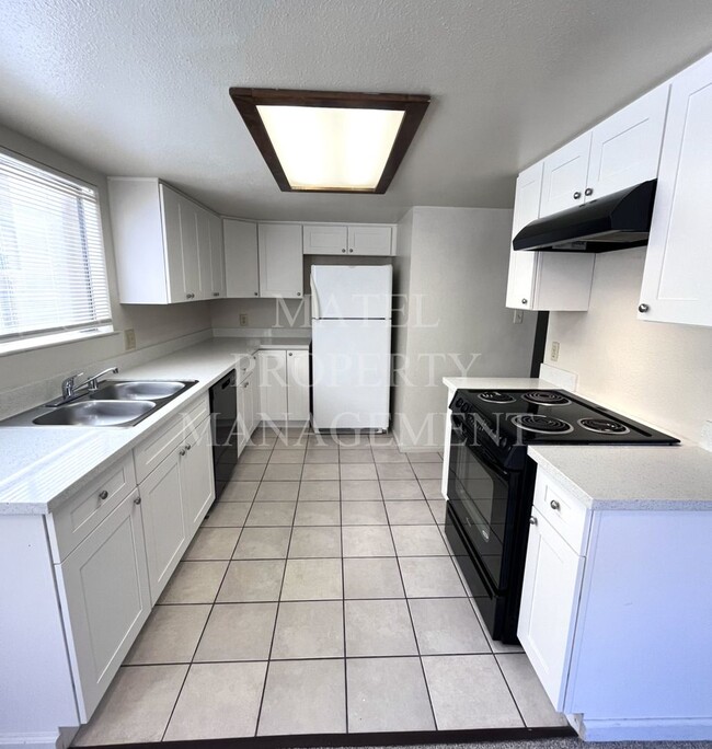 Building Photo - 3701 Colonial Dr