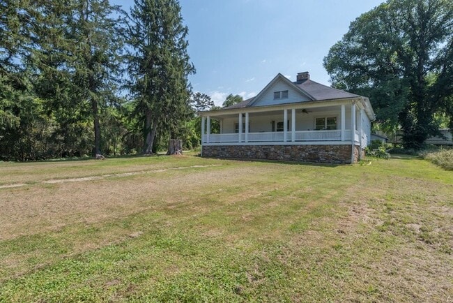 Foto del edificio - Weaverville Farmhouse Rental!