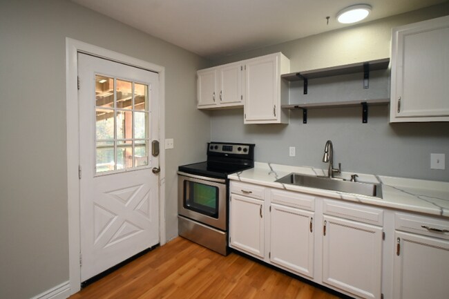 Foto del edificio - 615 Concord Rd