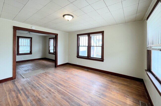 Building Photo - Large 1 bedroom home