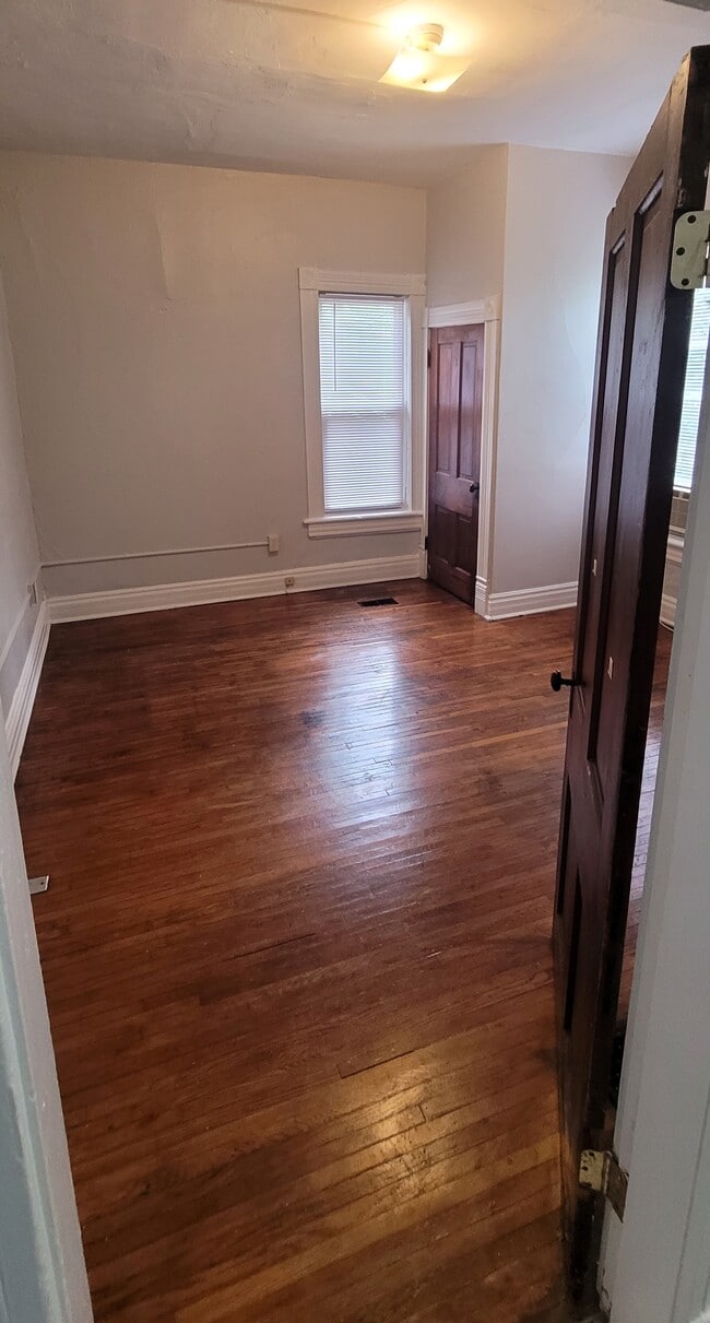 Bedroom - 59 E Duncan St