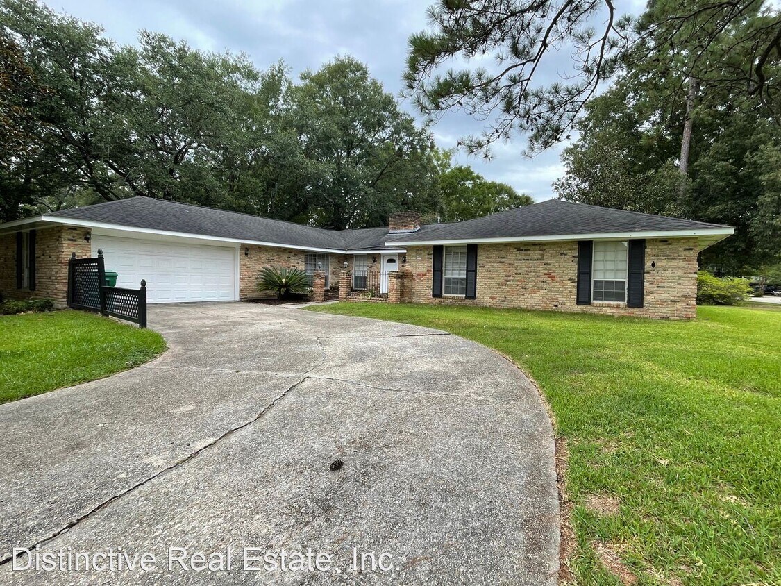 Primary Photo - 4 br, 2.5 bath House - 334 Country Club Blvd.