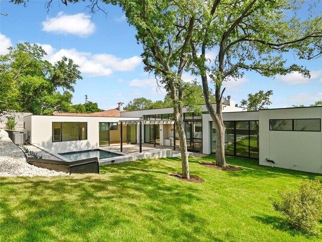 Foto del edificio - 2704 Mountain Laurel Dr