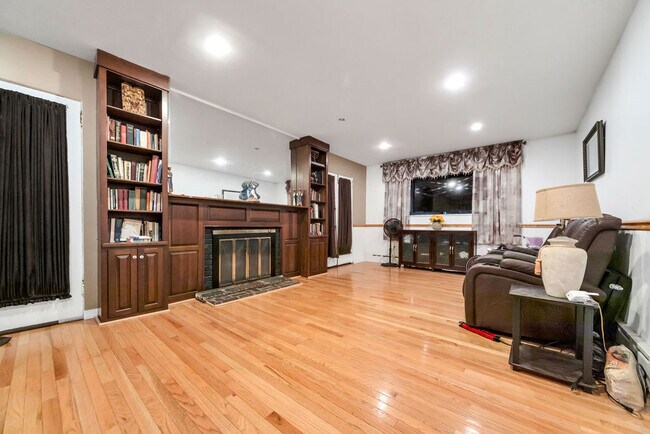 Building Photo - 817 Ashbourne Rd