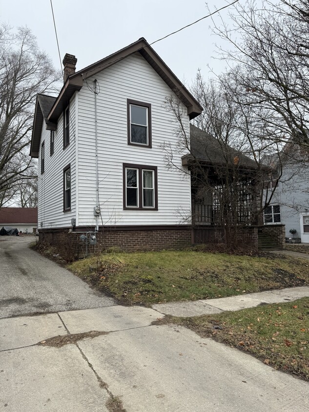 1112 Bushnell St, Beloit, WI 53511 House Rental in Beloit, WI