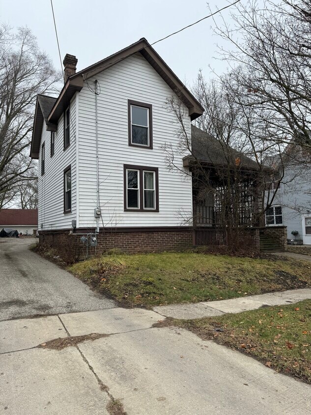 1112 Bushnell St, Beloit, WI 53511 House Rental in Beloit, WI