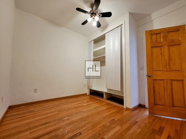Building Photo - Sun-filled Spacious Sunnyside/Long Island ...