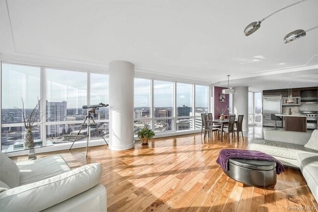 Building Photo - 1 Renaissance Square