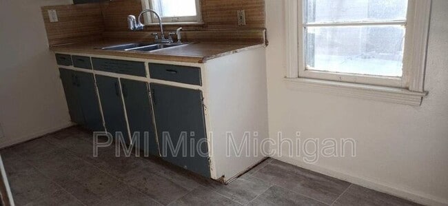 Building Photo - 859 Ossington Ave