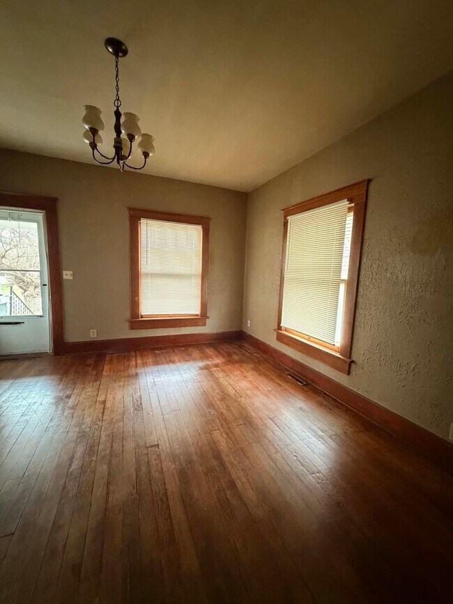 Foto del edificio - COMING SOON: 2 bedroom, 1 bath home with large front porch coming soon!