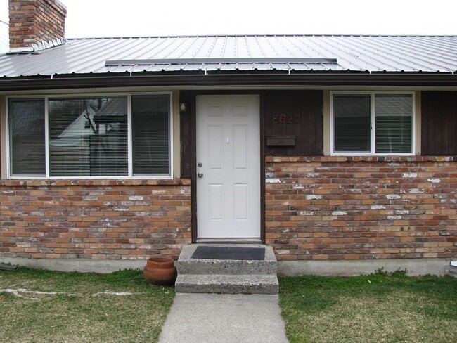 Building Photo - Spacious Duplex