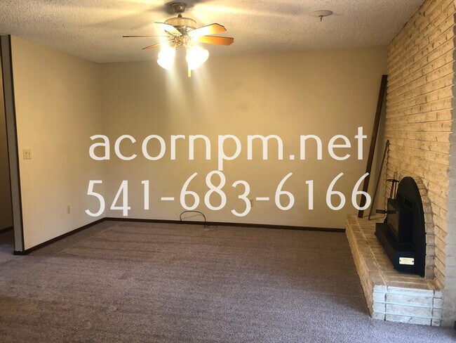 Building Photo - 10990 SW Mira Ct