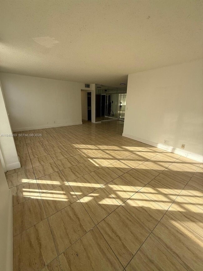 Foto del edificio - 2025 NE 164th St