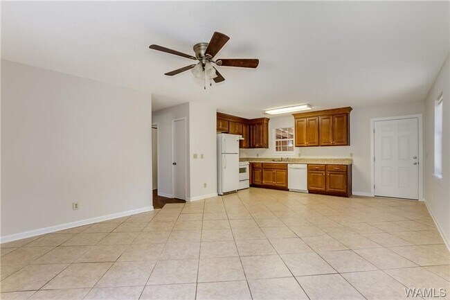 Building Photo - Nice 3 Bed 1.5 Bath Available in July! Cal...