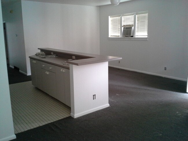Building Photo - 320 S Reeves Ter