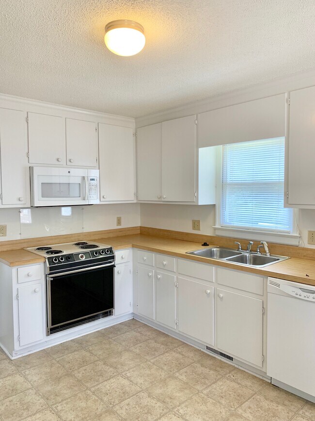 Foto del edificio - 110 Hawthorne Ln W