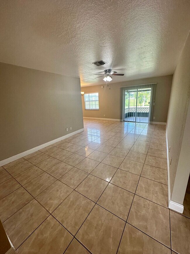 Building Photo - Corner 3/2 Remodeled Duplex in Rio Pinar L...