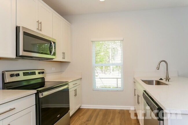 Foto del edificio - 2077 Dutton Island Oaks Wy