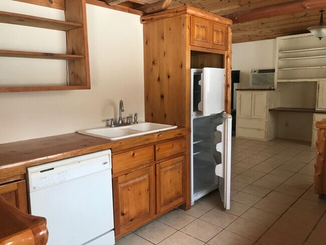 Building Photo - 1 Bedroom, 1 Bathroom Single Family Home i...