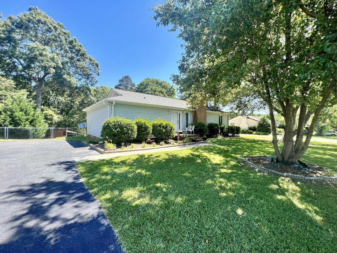 609 Catawba Cir N, Matthews, NC 28104 House for Rent in Matthews, NC