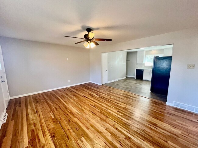 Building Photo - 3 bed 2 bath Duplex in Lakewood! **Section...