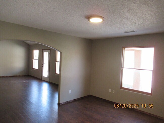 Foto del edificio - Massive 5Bed, 4Bath, 2Story Home Located i...