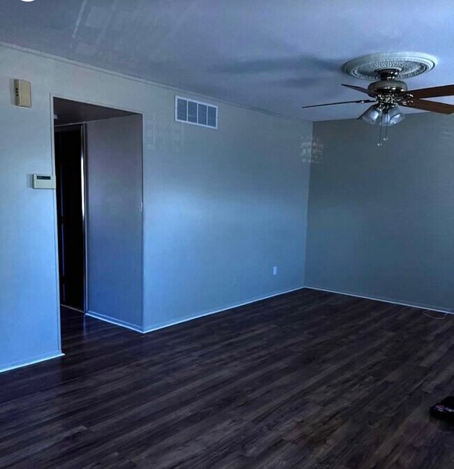 Foto del edificio - 570 Jamestown Ct