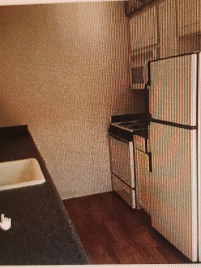 Cocina en forma de galera - 50 NE Village Squire Ave