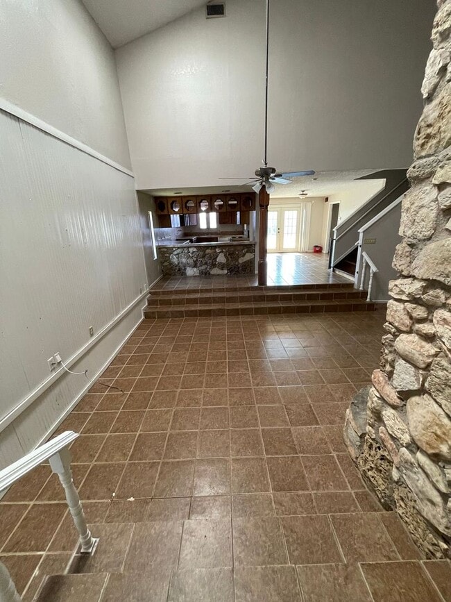 Building Photo - Spacious & Affordable Home for Lease on Go...