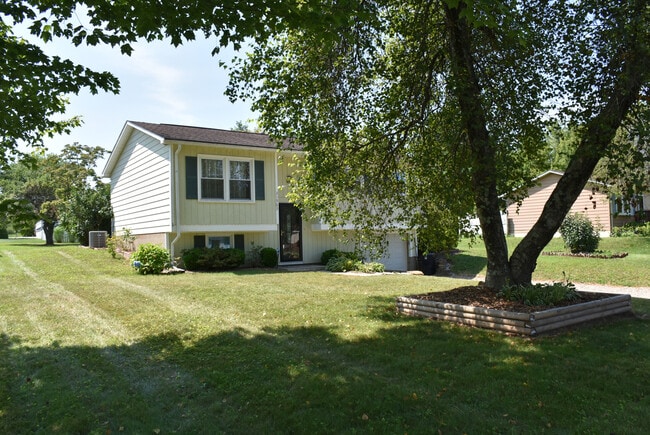 Building Photo - 21983 Russet Dr