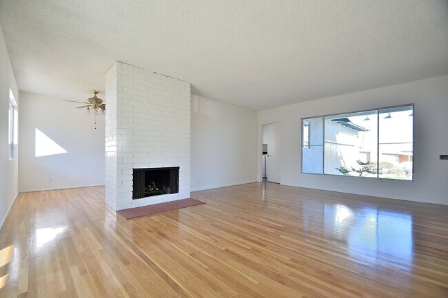 Building Photo - 439 Altura Way