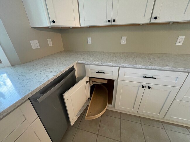 Foto del edificio - 1050 Wedgewood Ln N