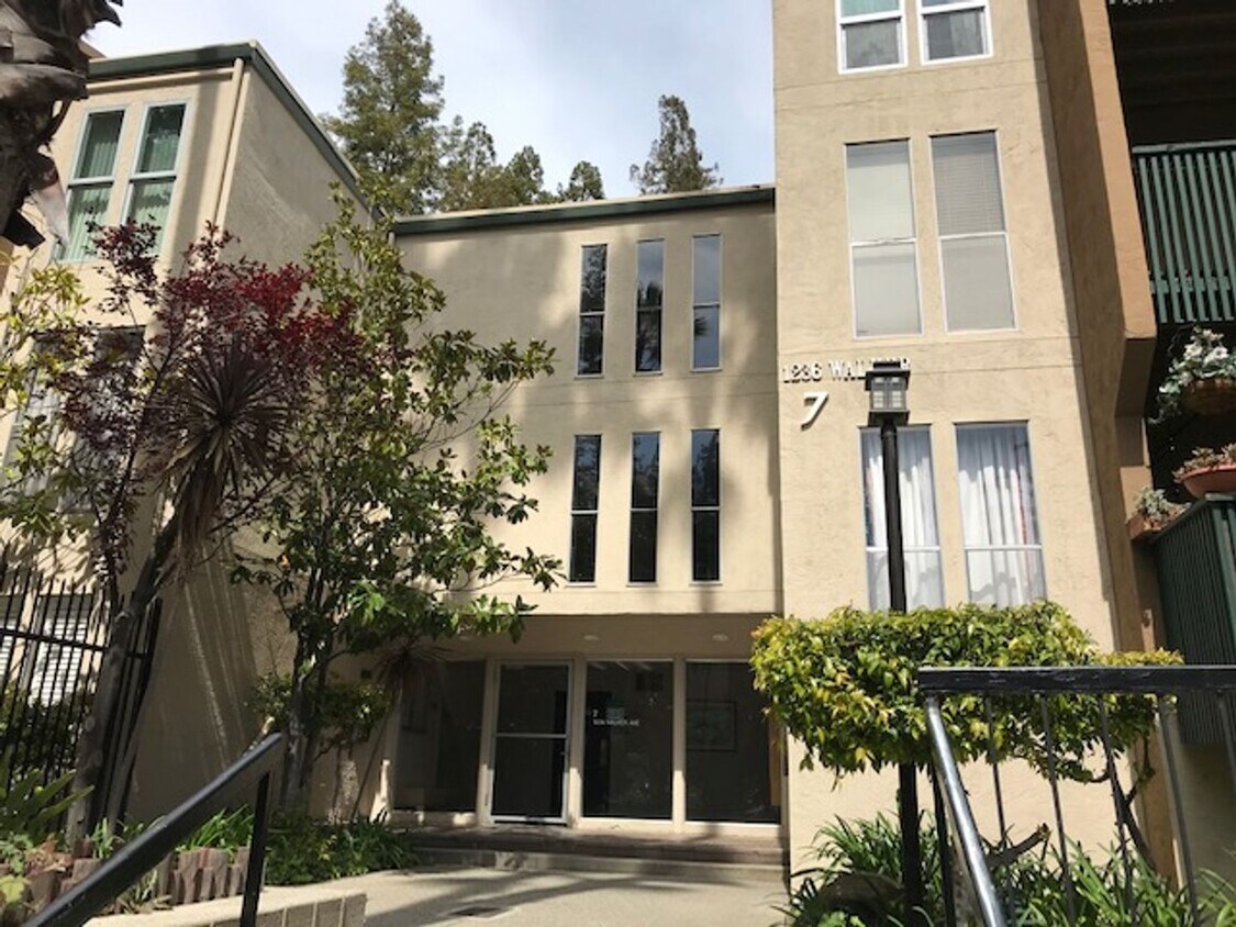 Foto principal - Updated 2 bedroom condo-downtown Walnut Cr...