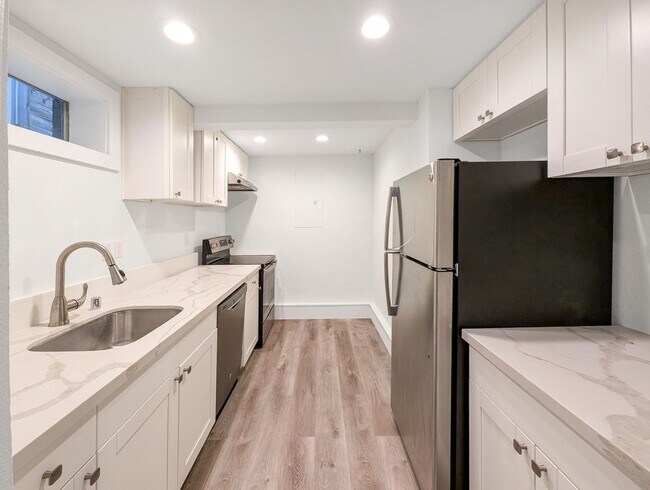 Foto del edificio - Cozy 1-Bedroom with Bonus Room and Modern Touches in Prime West Seattle Location