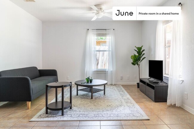 Building Photo - Private bedroom in 3 bed/2 bath Home