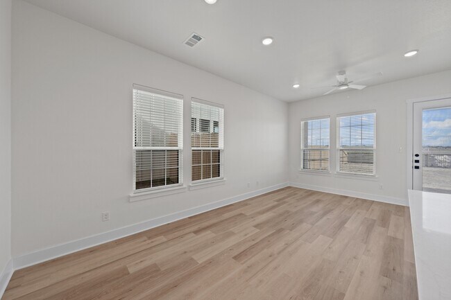 Foto del edificio - 6634 Abode Ave