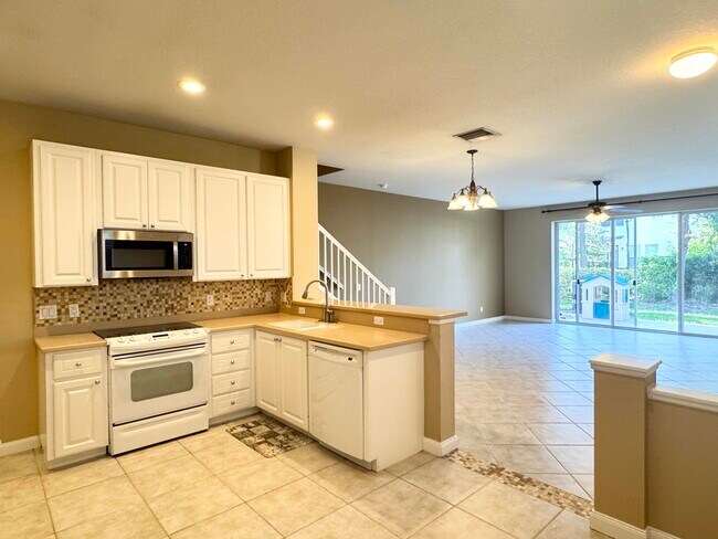Foto del edificio - 1056 Pinewood Lake Ct