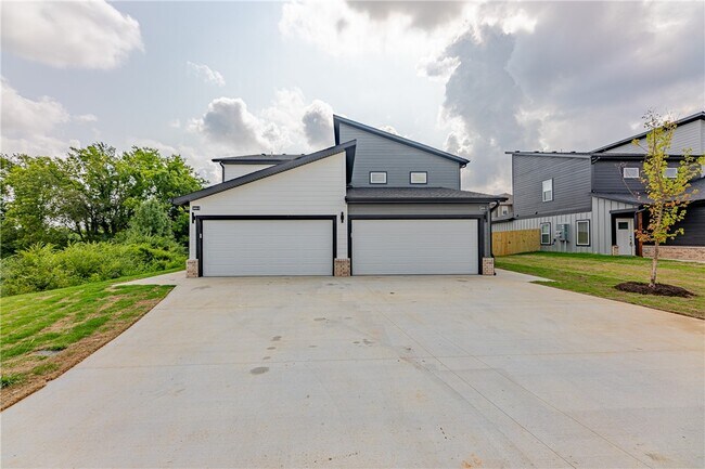 Building Photo - 1602 SW Casuarina Dr